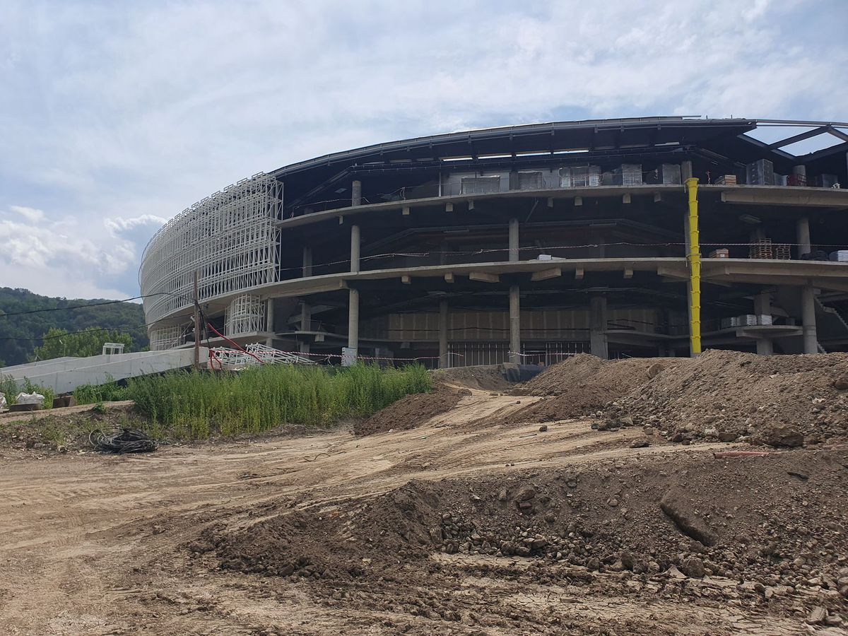 Cea mai mare sală polivalentă din România, tot mai aproape de inaugurare: „Suntem la al doilea strat de asfalt”