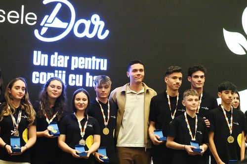 David Popovici alături de tinerii brusieri