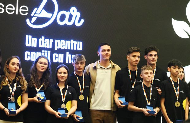 David Popovici și-a oferit medaliile de aur: „Voi sunteți adevărații eroi”