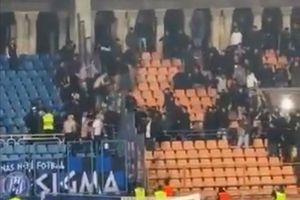 Haos în Conference League: Bătaie generală între suporteri, fotbaliștii au privit uimiți