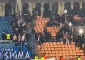 Haos în Conference League: Bătaie generală între suporteri, fotbaliștii au privit uimiți