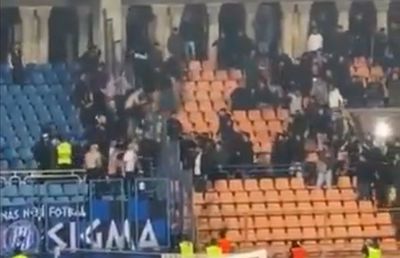 Haos în Conference League: Bătaie generală între suporteri, fotbaliștii au privit uimiți