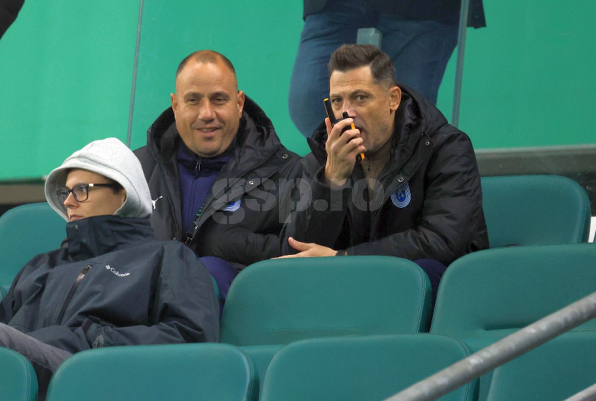 Fotografiile sezonului la Viena! Mirel Rădoi, cu walkie-talkie în tribune, după eliminare » Imagini fabuloase de la pauză