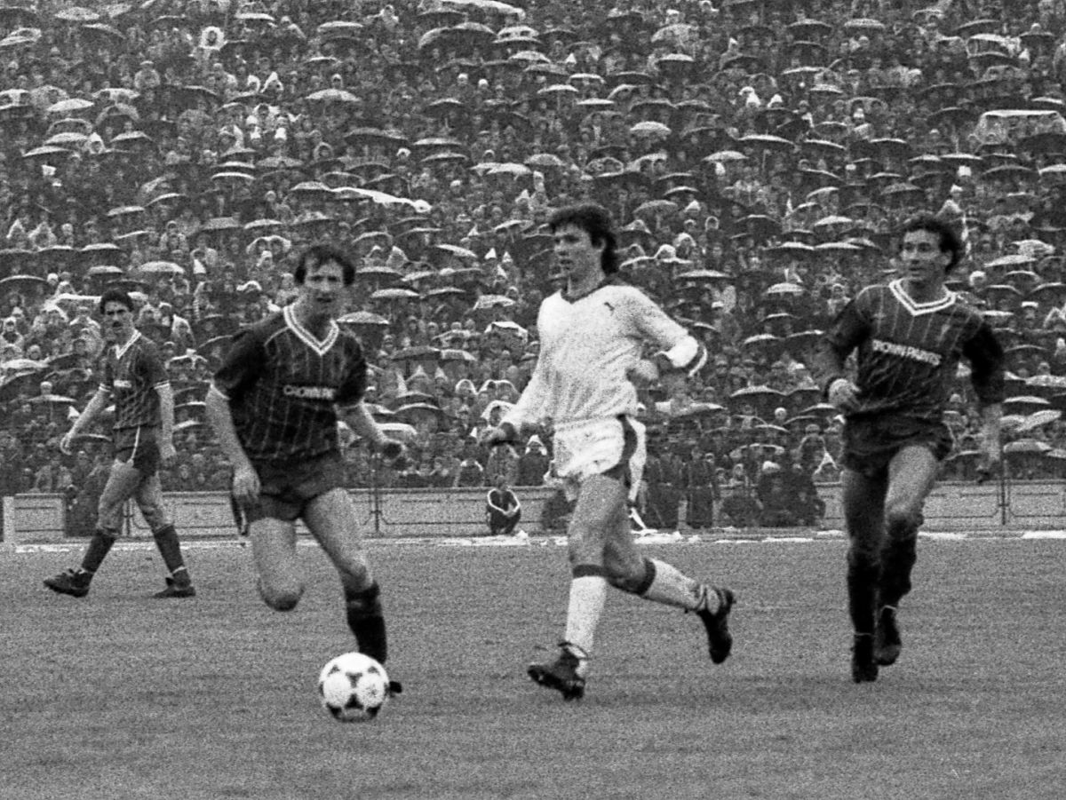 O reclamă la „Dacia Duster” la Dinamo – FC Liverpool, din 1984! E pe bune! Cum a fost posibil