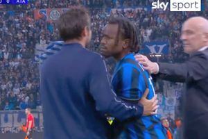 Despărțiți de staff! Antrenorul și-a smucit jucătorul în meciul din Liga Campionilor