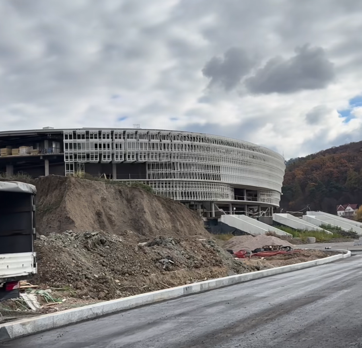 Cea mai mare sală polivalentă din România, tot mai aproape de inaugurare: „Suntem la al doilea strat de asfalt”