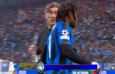 Despărțiți de staff! Antrenorul și-a bruscat jucătorul în timpul meciului din Liga Campionilor