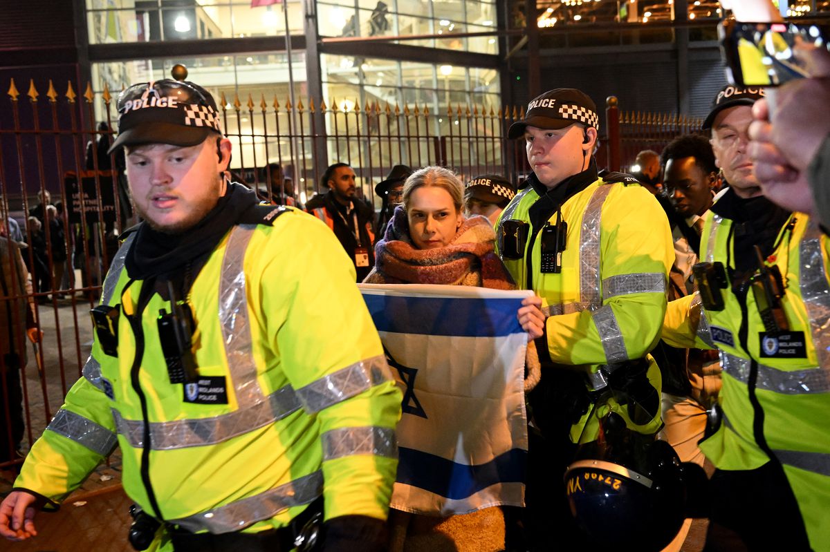 Alertă pe străzile din Birmingham înainte de Aston Villa - Maccabi Tel Aviv » Școli închise mai devreme, 700 de polițiști pe străzi