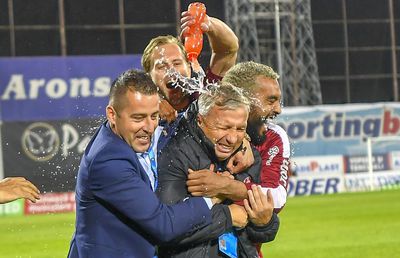 Victoria României cu Ungaria a declanșat nebunia în vestiarul lui CFR Cluj » Dan Petrescu: „S-a țipat, s-a urlat. L-am dat afară din birou, apoi era să spargă ușa”