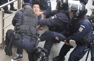 Cine e AUR, partidul-surpriză de la alegeri, venit direct din galerie » Președintele „ultras” vrea să schimbe „Legea lui Mitică”: e liderul „Uniți sub tricolor”