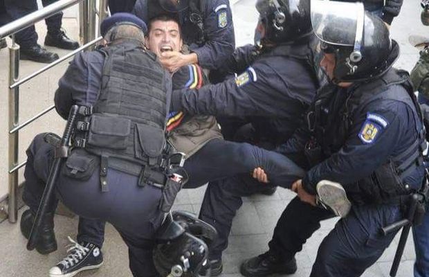 Cine e AUR, partidul-surpriză de la alegeri, venit direct din galerie » Președintele „ultras” vrea să schimbe „Legea lui Mitică”: e liderul „Uniți sub tricolor”