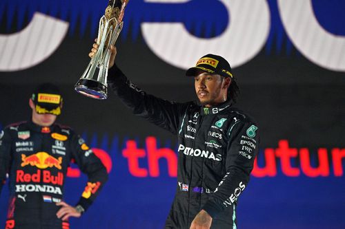 Hamilton sărbătorește victoria. Pe fundal, cu capul plecat, Verstappen încearcă să accepte eșecul / foto: Guliver/Getty Images