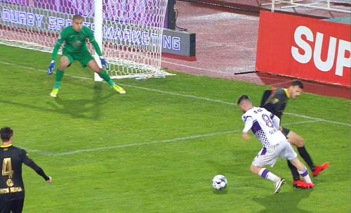 Momentul în care Matricardi îl agață pe Ionuț Șerban FOTO: Captură TV @Telekom Sport