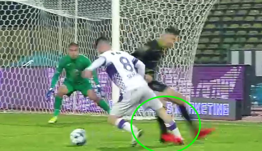 Încă o greșeală flagrantă de arbitraj în Liga 1 » Penalty evident, chiar sub ochii asistentului