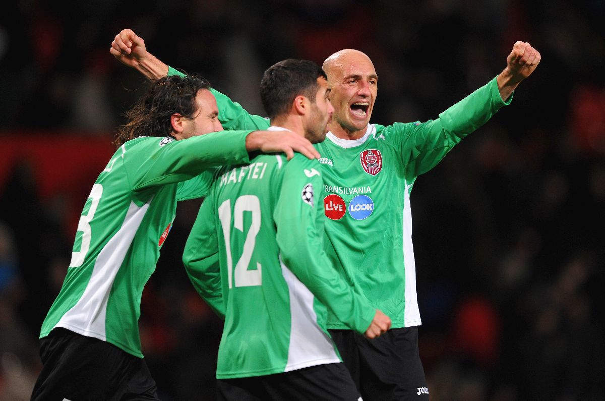 „Bobby Charlton a venit la noi și ne-a spus-o răspicat!” » Ce s-a întâmplat pe Old Trafford, imediat după victoria istorică a lui CFR Cluj cu United