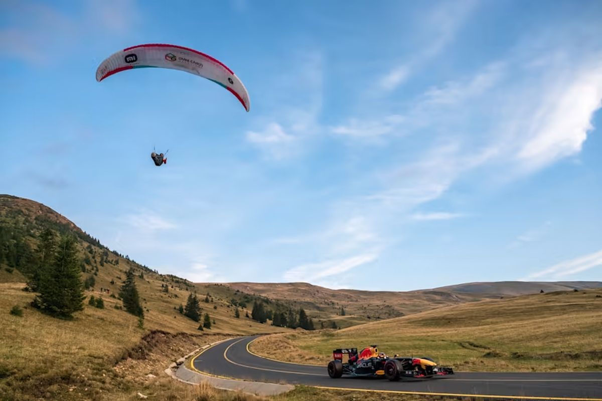 Ce se întâmplă când monopostul F1 al lui Vettel e blocat de o nuntă pe Transalpina? Cadre memorabile filmate pe cea mai înaltă șosea din România 