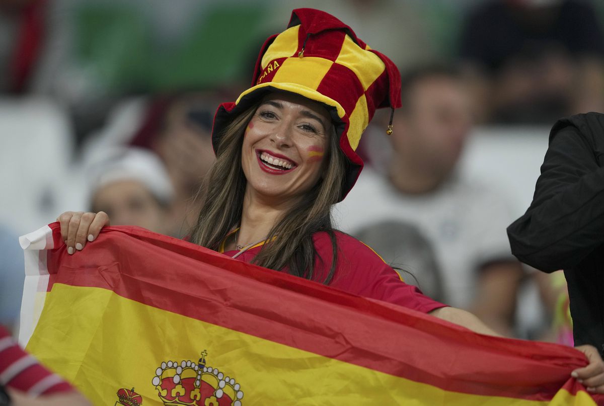 Batman, lei și femei frumoase » Spectacol în tribune la Maroc - Spania