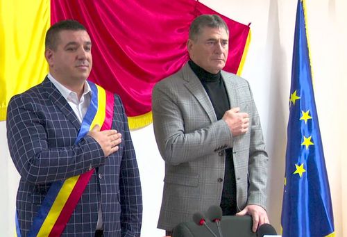 Ștefan Iovan, în dreapta, a fost desemnat astăzi cetățean de onoare al localității Domnești