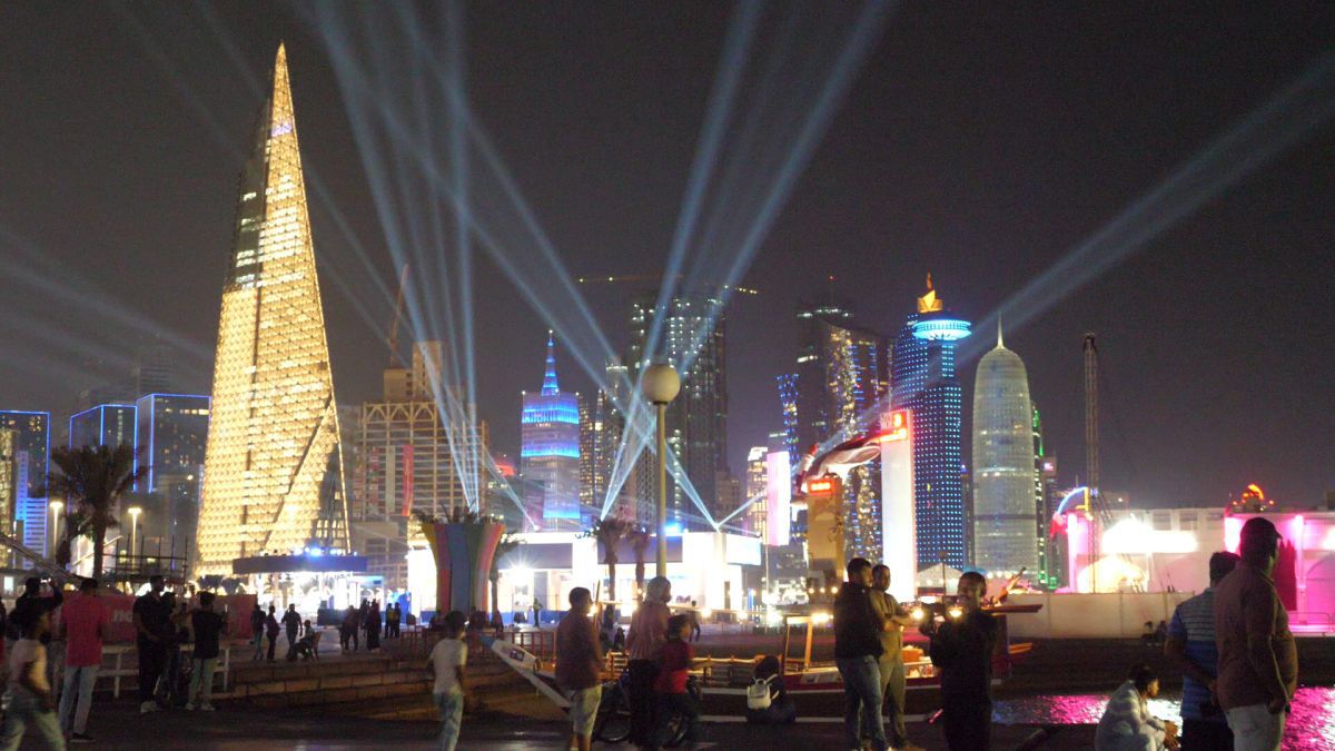 Care criză energetică? În timp ce Europa taie consumul, tot Qatarul e o explozie de lumină continuă, iar localnicii au mașinile cele mai mari