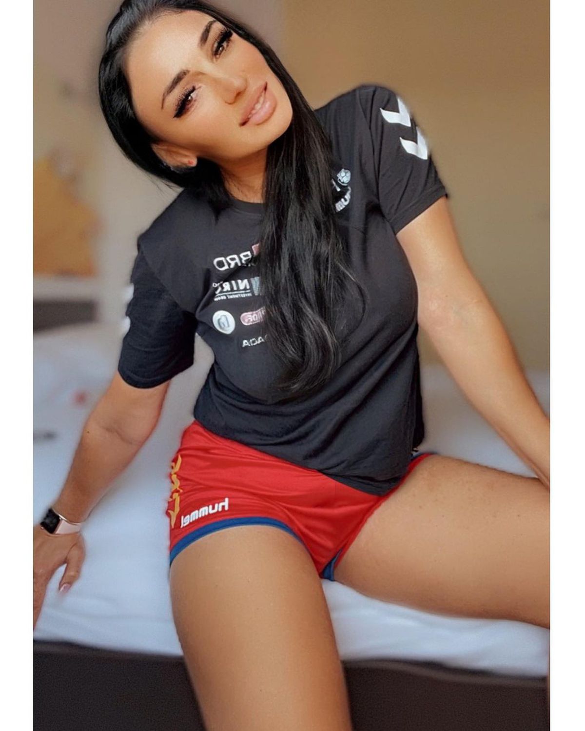Ce a remarcat cea mai sexy antrenoare din România la jucătoarele ei: „Nu vin machiate, rujate, se grăbesc să ajungă acasă să strângă fânul”