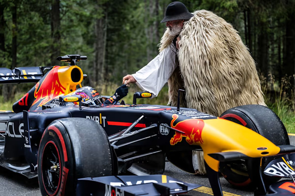 Ce se întâmplă când monopostul F1 al lui Vettel e blocat de o nuntă pe Transalpina? Cadre memorabile filmate pe cea mai înaltă șosea din România 