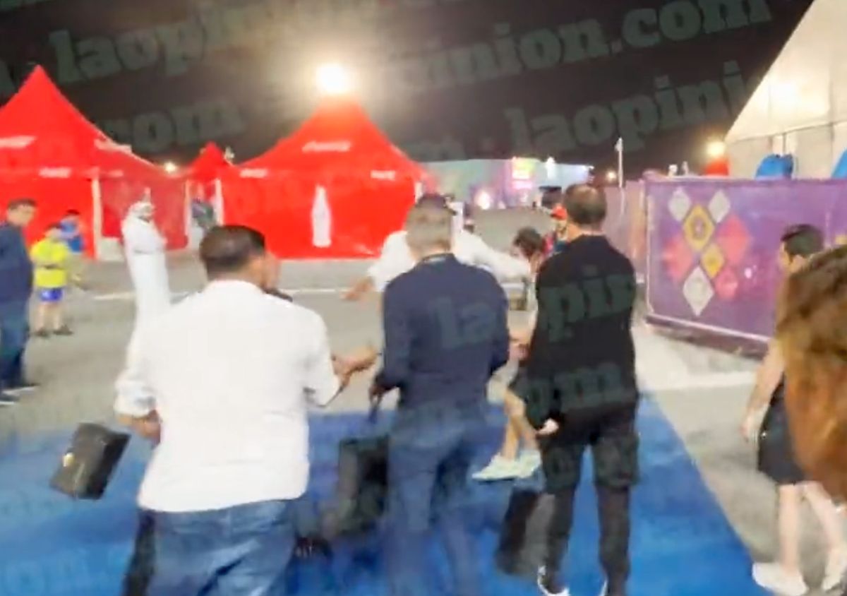 Filmare ȘOCANTĂ din Qatar: Samuel Eto'o îl atacă în afara stadionului și îl face KO cu o lovitură din MMA!