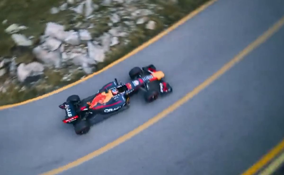 Monopostul de Formula 1 RB7 pe Transalpina