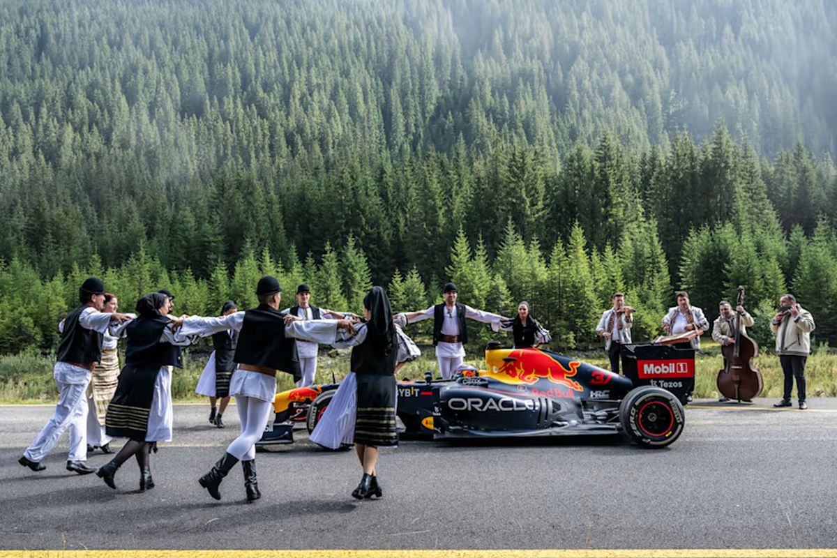 Ce se întâmplă când monopostul F1 al lui Vettel e blocat de o nuntă pe Transalpina? Cadre memorabile filmate pe cea mai înaltă șosea din România 