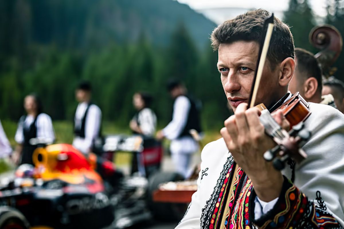 Ce se întâmplă când monopostul F1 al lui Vettel e blocat de o nuntă pe Transalpina? Cadre memorabile filmate pe cea mai înaltă șosea din România 