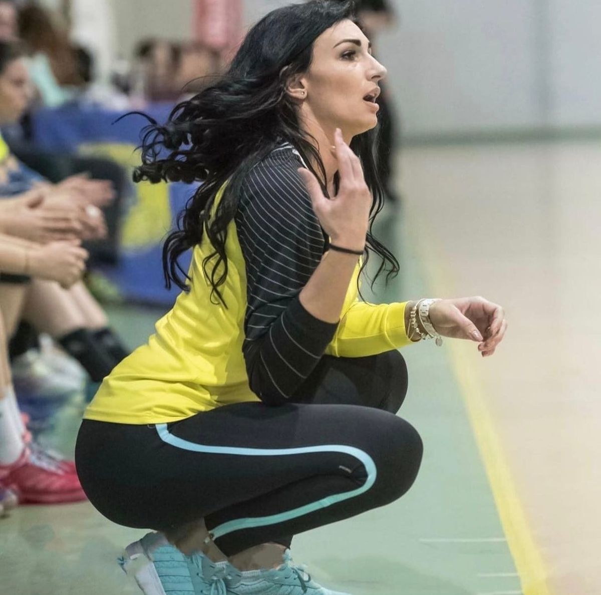 Cea mai sexy antrenoare din România a fost amendată de FRH pentru „comportament nesportiv grosolan”