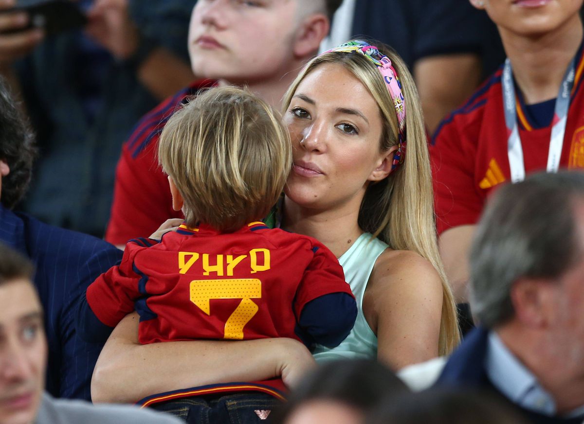 Batman, lei și femei frumoase » Spectacol în tribune la Maroc - Spania