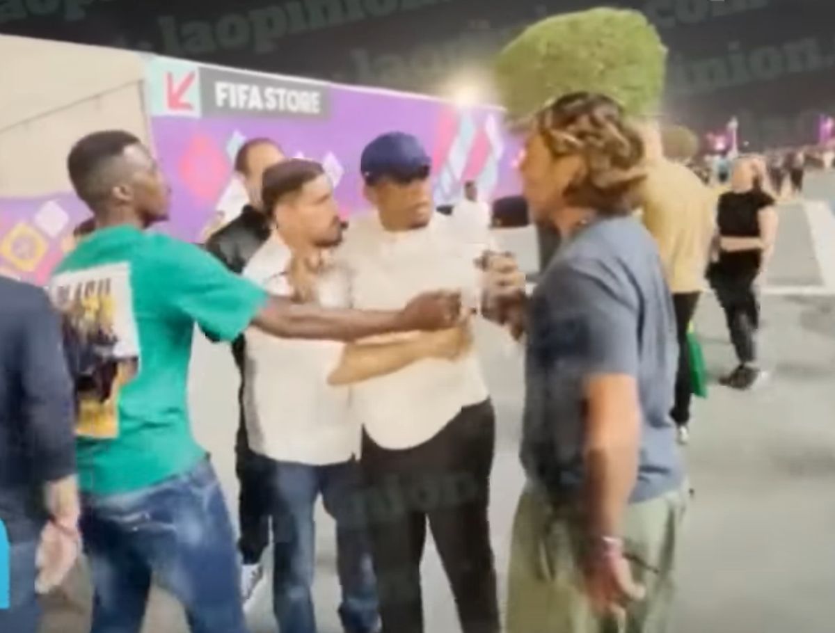 Filmare ȘOCANTĂ din Qatar: Samuel Eto'o îl atacă în afara stadionului și îl face KO cu o lovitură din MMA!