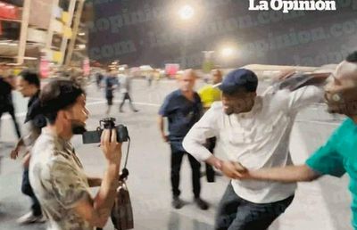 Filmare ȘOCANTĂ din Qatar: Samuel Eto'o îl atacă în afara stadionului și îl face KO cu o lovitură din MMA!