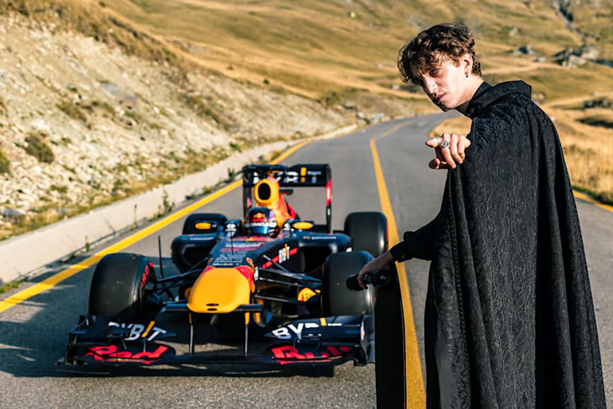 Monopostul de Formula 1 RB7 pe Transalpina