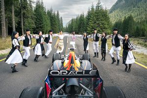 Ce se întâmplă când monopostul F1 al lui Vettel e blocat de o nuntă pe Transalpina? Cadre memorabile filmate pe cea mai înaltă șosea din România 