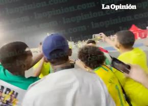 Filmare ȘOCANTĂ din Qatar: Samuel Eto'o îl atacă în afara stadionului și îl face KO cu o lovitură de MMA!