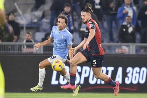 Radu Drăgușin, în duel cu Matteo Guendouzi, mijlocașul lui Lazio Foto: Imago