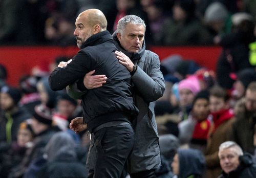 Jose Mourinho și Pep Mourinho, la unul dintre duelurile în care s-au îmbrățișat rece / Foto: Imago