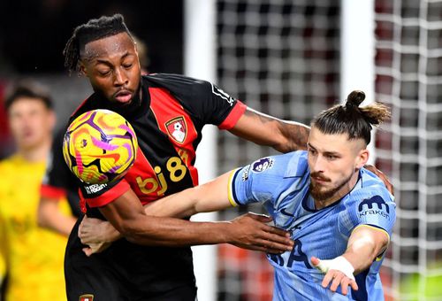 Radu Drăgușin (dreapta) a avut o seară complicată la Bournemouth / Foto: Imago