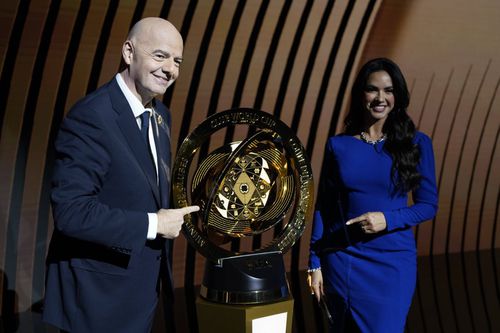 Președintele FIFA, Gianni Infantino, prezintă trofeul ce va fi acordat învingătoarei / Foto Imago