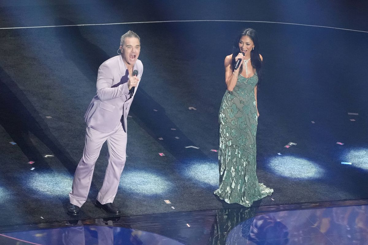 Are 47 de ani, iar ținuta ei transparentă a provocat controverse la tragerea la sorți: „Prea îndrăzneaţă pentru un eveniment fotbalistic”