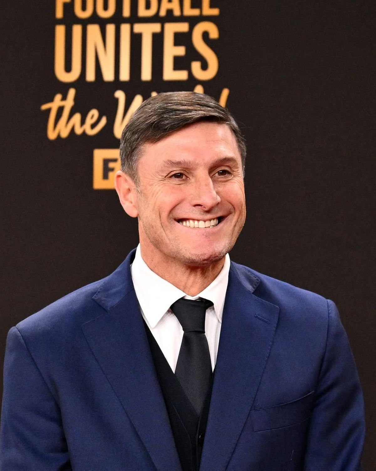 Are 47 de ani, iar ținuta ei transparentă a provocat controverse la tragerea la sorți: „Prea îndrăzneaţă pentru un eveniment fotbalistic”