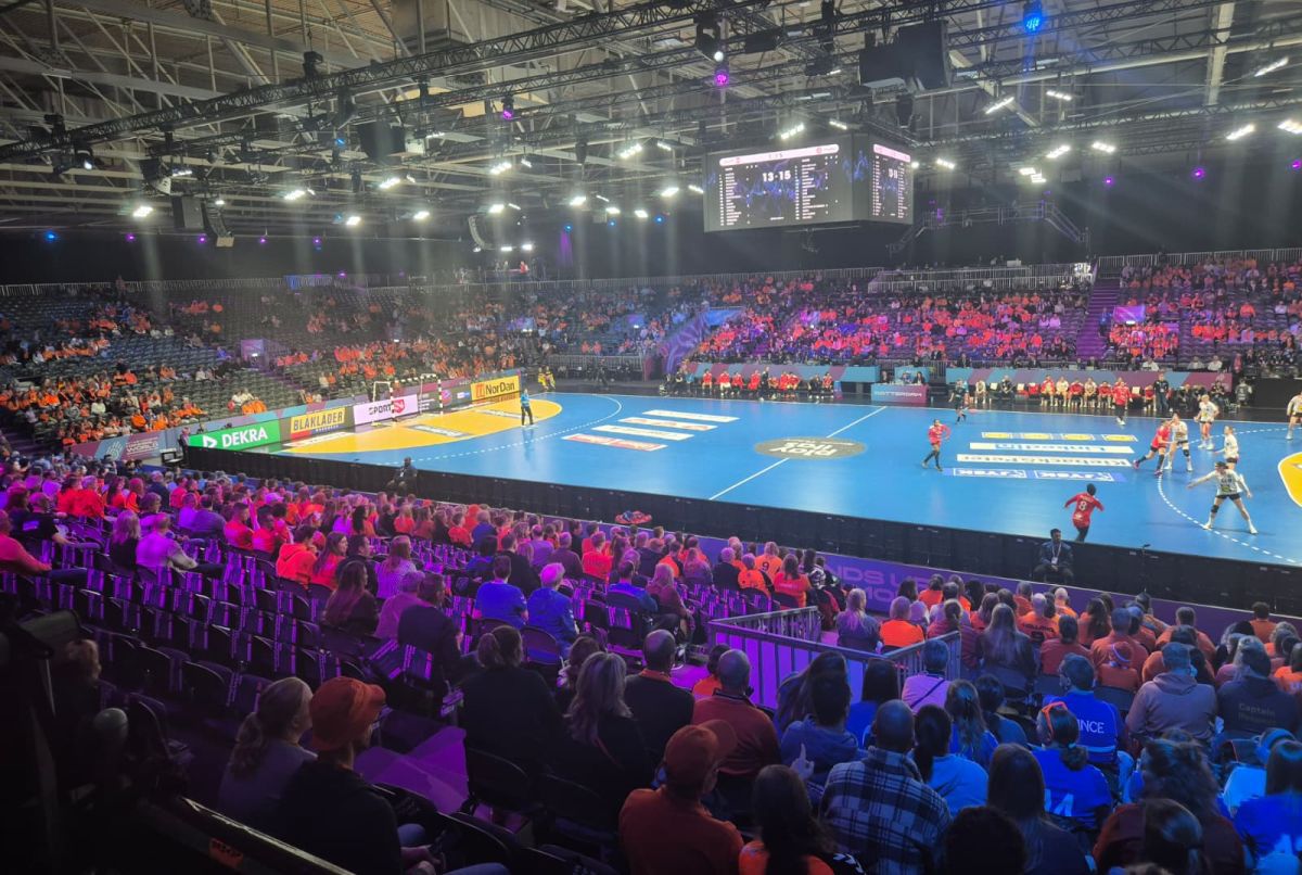 Știm toate naționalele calificate în sferturile de finală la Campionatul Mondial de handbal feminin » 9.000 de fani „oranje” au creat o atmosferă fantastică