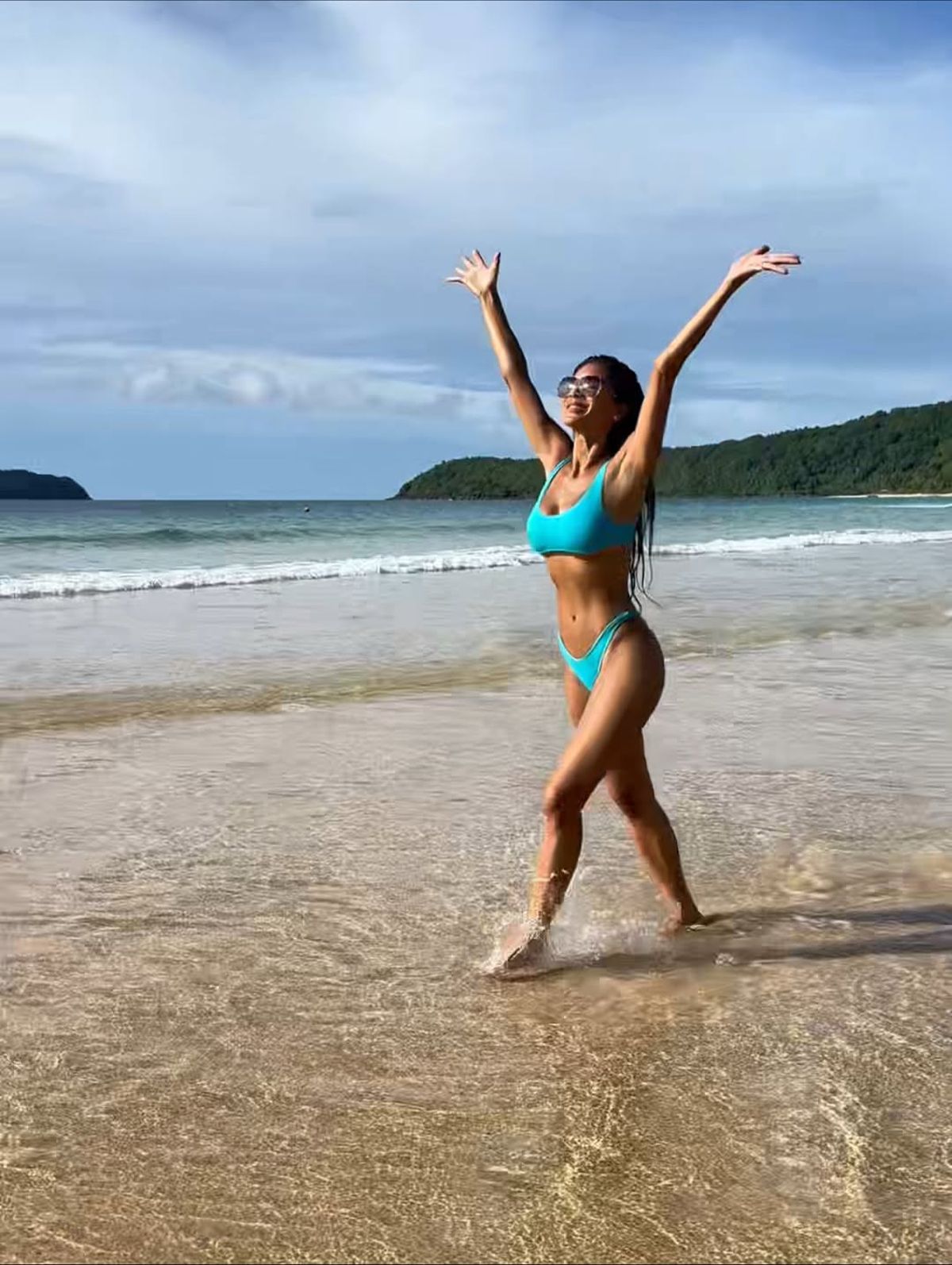 Are 47 de ani, iar ținuta ei transparentă a provocat controverse la tragerea la sorți: „Prea îndrăzneaţă pentru un eveniment fotbalistic”