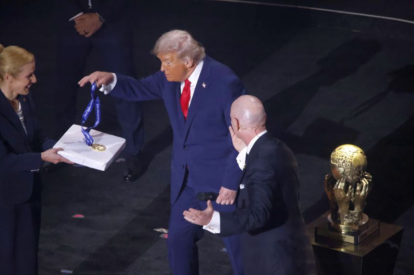 Donald Trump primește medalia și trofeul „inventate” de șeful FIFA, Infantino, special pentru președintele SUA, la tragerea la sorți. Foto: Imago Images