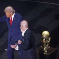 Donald Trump primește medalia și trofeul „inventate” de șeful FIFA, Infantino, special pentru președintele SUA, la tragerea la sorți. Foto: Imago Images