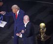 Donald Trump primește medalia și trofeul „inventate” de șeful FIFA, Infantino, special pentru președintele SUA, la tragerea la sorți. Foto: Imago Images