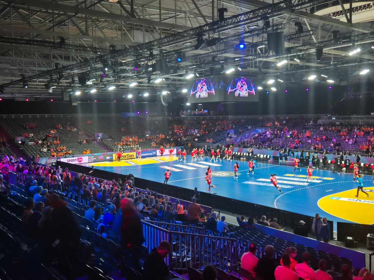 Știm toate naționalele calificate în sferturile de finală la Campionatul Mondial de handbal feminin » 9.000 de fani „oranje” au creat o atmosferă fantastică