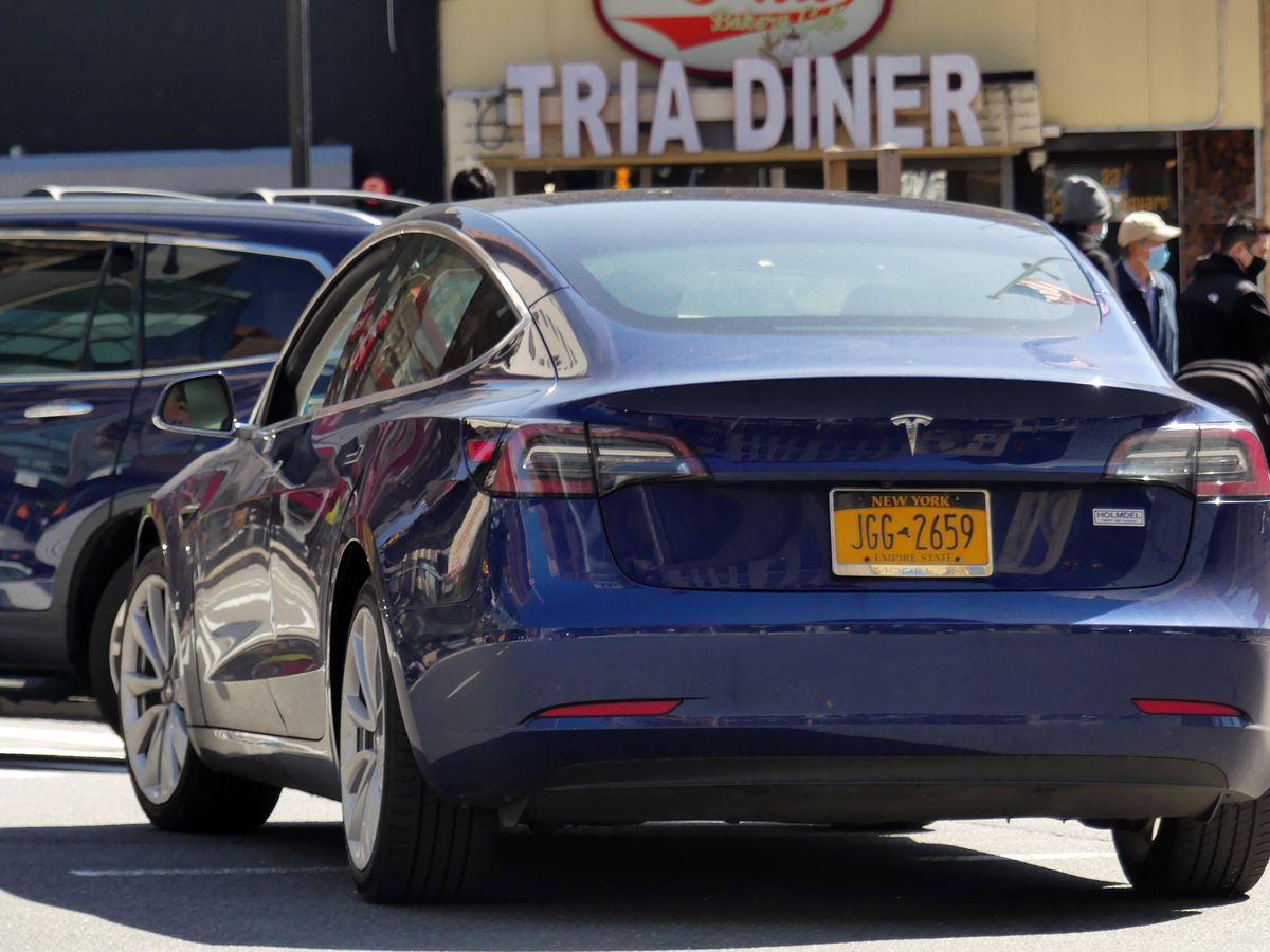 Pe fondul scăderii vânzărilor, Tesla aduce în Europa cea mai accesibilă versiune de sedan electric de până acum