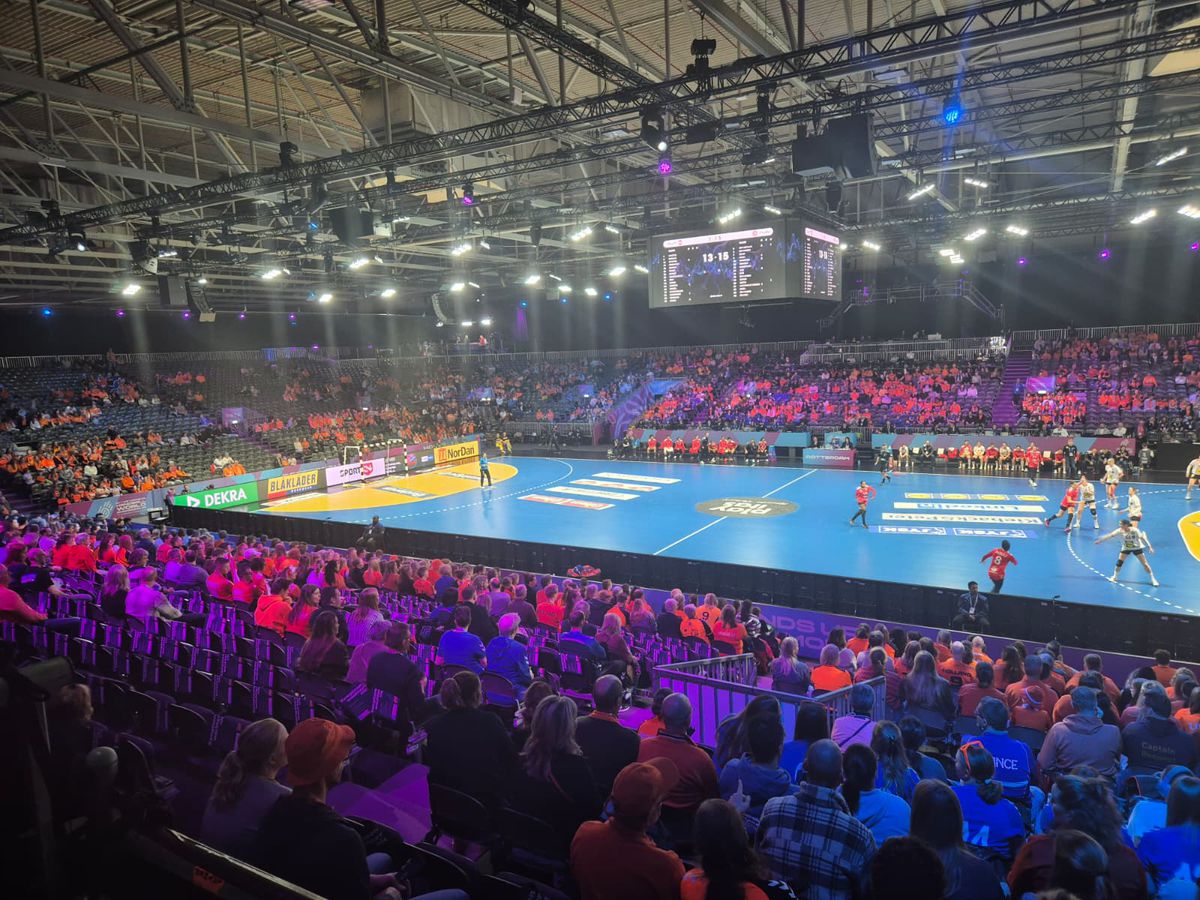 Știm toate naționalele calificate în sferturile de finală la Campionatul Mondial de handbal feminin » 9.000 de fani „oranje” au creat o atmosferă fantastică